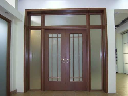 Двери с фрамугой в строгом стиле