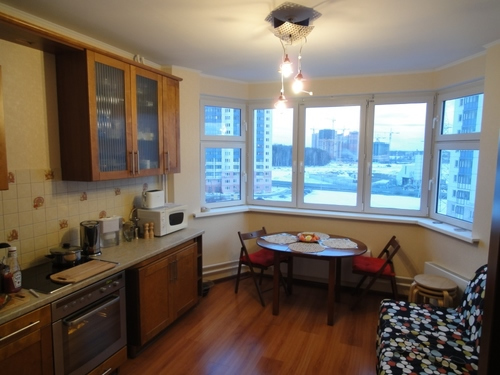 diazajn-interiera-kuhni-s-erkerom