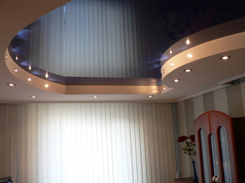 dizajn-natuazhnogo-potolka-s-spalne2