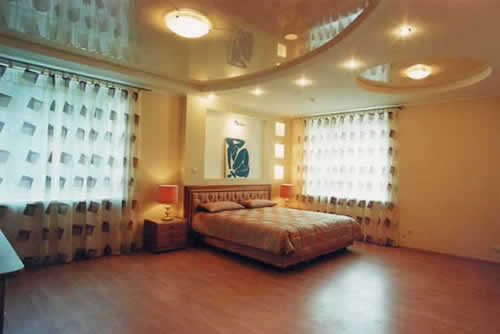 dizajn-natuazhnogo-potolka-s-spalne3