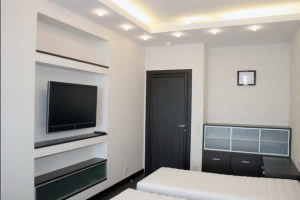 Дизайн натяжных потолков в спальне