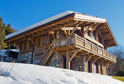 дом с крышей в стиле шале