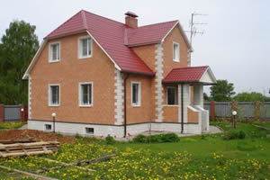 Фасад дома, облицованный декоративной плиткой