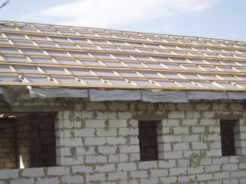 Устройство гидробарьера для шиферной крыши