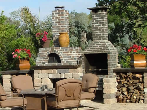 Барбекю во дворе дома, отделанное плиткой