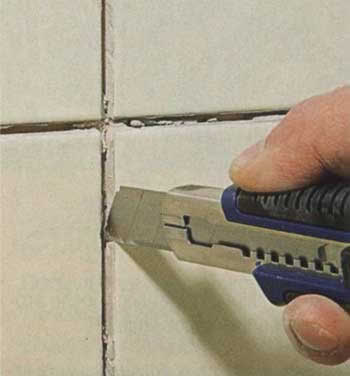 Делаем периодическую очистку швов, пока раствор полностью не схватился