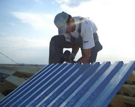 Как покрыть крышу профнастилом