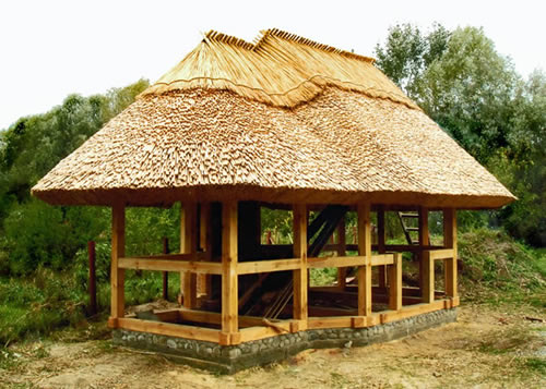 беседка с камышовой крышей