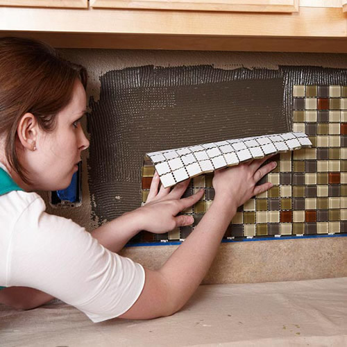 Клеим мозаичную плитку