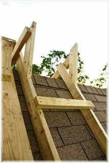 как закрепить лестницу на коньке