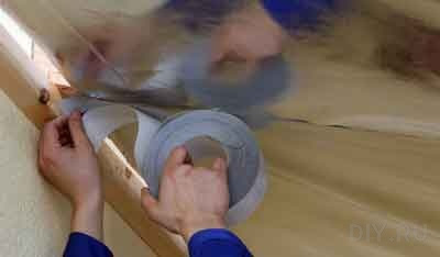 Крепление пароизоляции скотчем