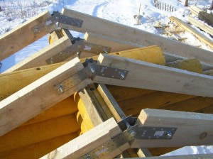 крепление конькового прогона пластинами