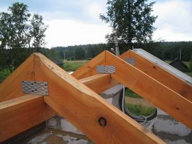 Крепление стропил к коньковому брусу