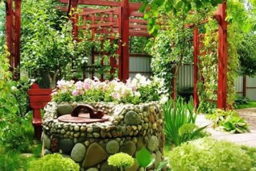 каменный колодец в саду