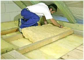 укладка стекловаты между стропилами