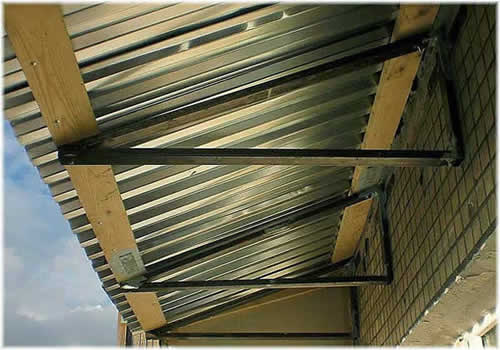 балконная крыша из профнастила