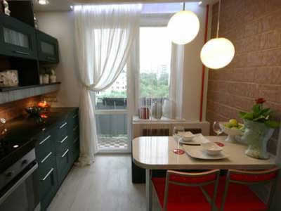 kuhnya-sovmeshennaya-s-balkonom