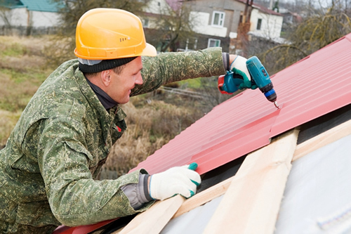 Монтаж профнастила надо осуществлять в перчатках
