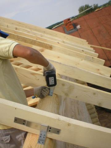 Монтаж скользящей опоры для стропил