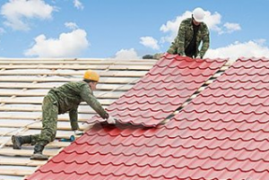 как правильно крыть крышу металлочерепицей