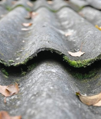 Очищаем кровлю от мусора и пыли