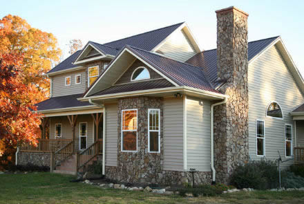 Наружная отделка частного дома. Пример комбинированной облицовки фасада сайдингом и натуральным камнем