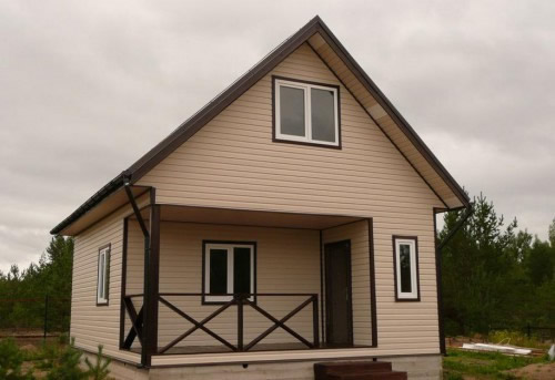 Отделка фасада частного дома виниловым сайдингом