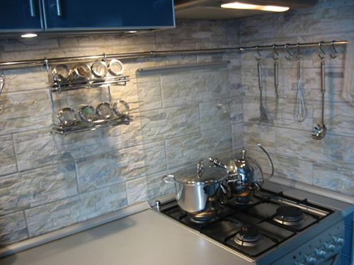 Пример отделки кухни плиткой под камень