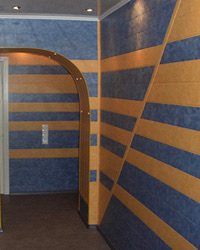 Вариант отделки прихожей горизонтально расположенными пластиковыми панелями