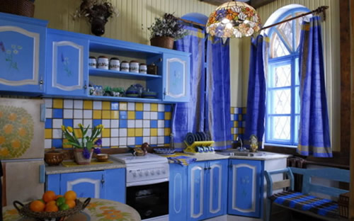 Сочные краски в интерьере кухни радуют глаз