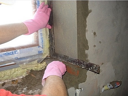 Процесс отделки оконных проемов штукатуркой