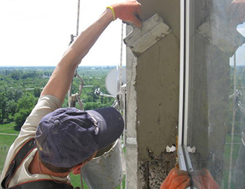 Постепенно наносим раствор по периметру окна