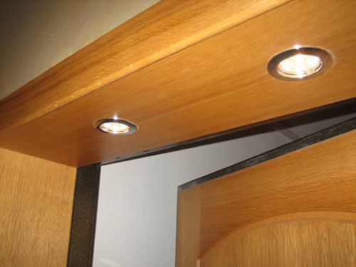 Подсветка в деревянном откосе