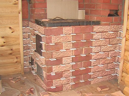 Применение шаблона для регулировки толщины шва