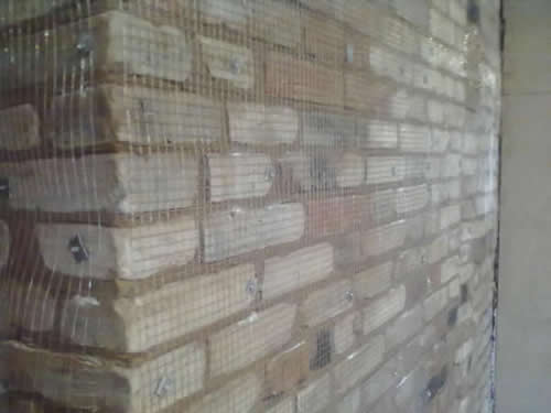 На поверхности делаем крепление сетки