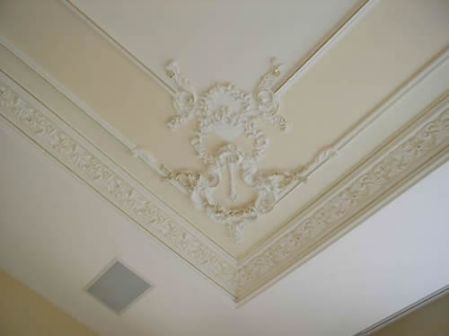 Отделка потолка с применением лепнины