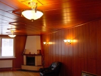 Отделка потолка сруба шпонированными панелями