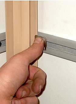 Смотрим крепление первой панели при помощи кляймера