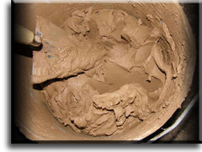 Делаем не густой глиняный раствор