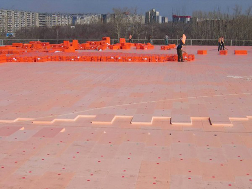 Плоская крыша здания, покрытая пеноплексом