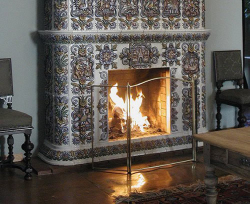 Яркий пример отделки камина