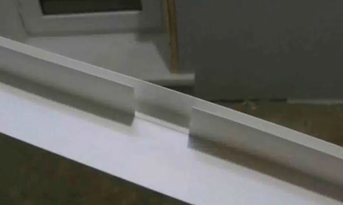 Подрез профиля наличника в местах соприкосновения с саморезом