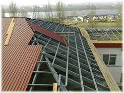 как правильно покрыть крышу профнастилом