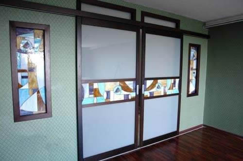 Двери в абстрактном стиле