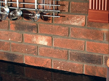 Применение плитки под камень в рабочей кухонной зоне