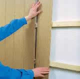 Примеряем и заводим панель в паз