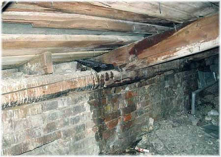 следы протеканий на чердаке скатной кровли