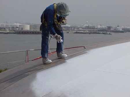 Процесс нанесения жидкой кровли