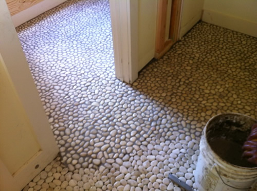 Речная галька, сформированная, сглаженная, отшлифованная проточной водой