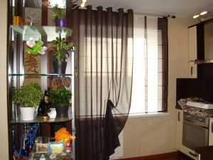 Карнизы и шторы для кухни на люверсах